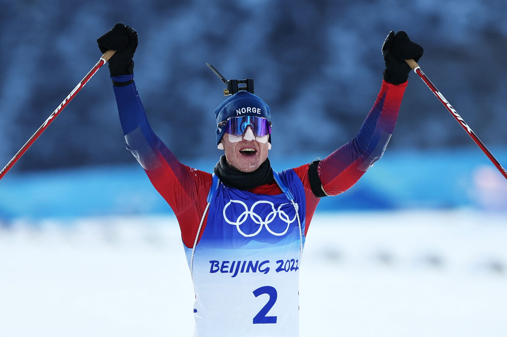 Norway's Johannes Thingnes Bø celebrates winning gold in the men's biathlon 15km mass start on February 18, 2022 in Zhangjiakou.