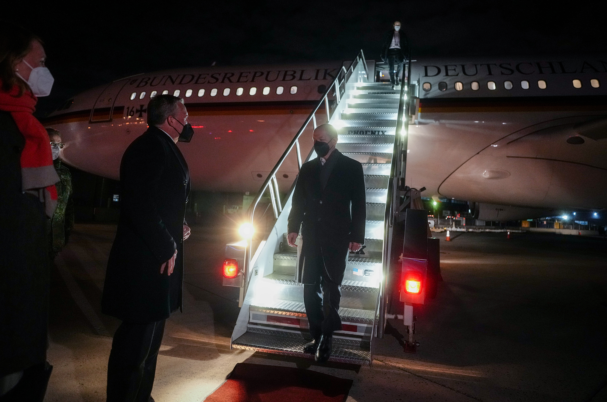 German Chancellor Olaf Scholz (SPD) walks down the gangway of the Air Force Airbus A340 after landing at a Washington airport on February 7 in Washington, DC.