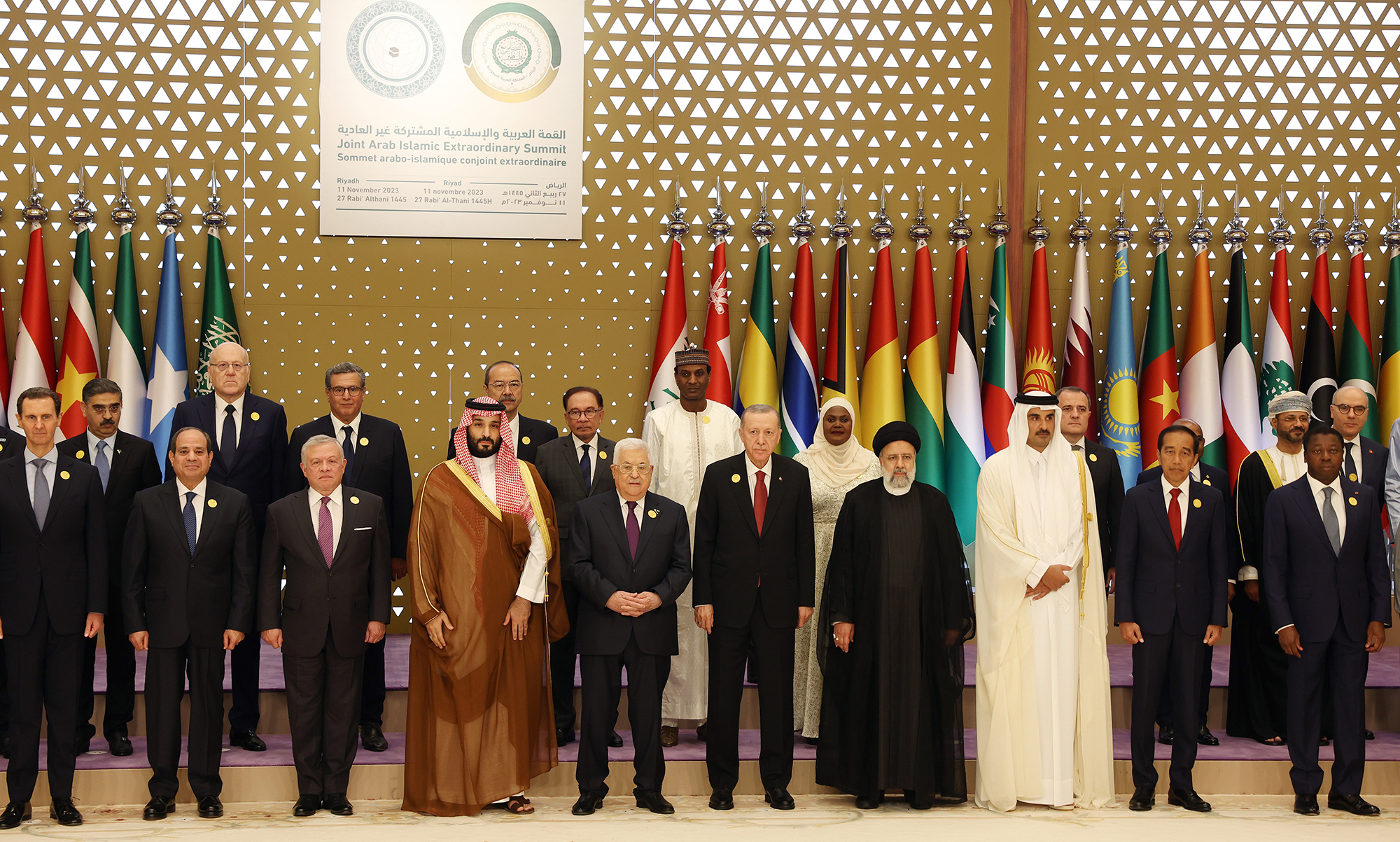 Leaders pose for a photo at the Extraordinary Summit in Riyadh, Saudi Arabia, on November 11. 