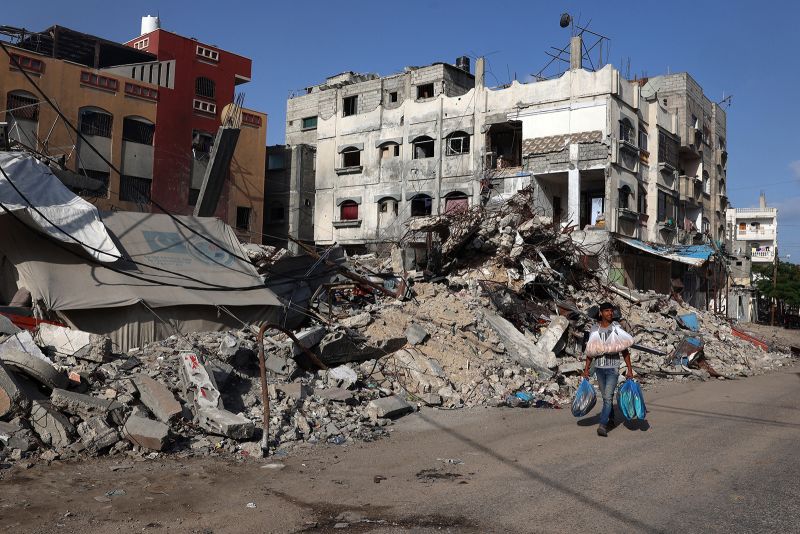 Ein Palästinenser geht am 26. Mai an einem zerstörten Gebäude in Rafah im südlichen Gazastreifen vorbei.