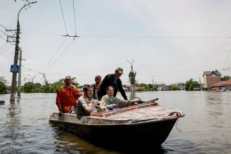 Russian Tank flying the USSR flag captured on a  stream near Nova  Kakhovka, Ukraine - 9GAG