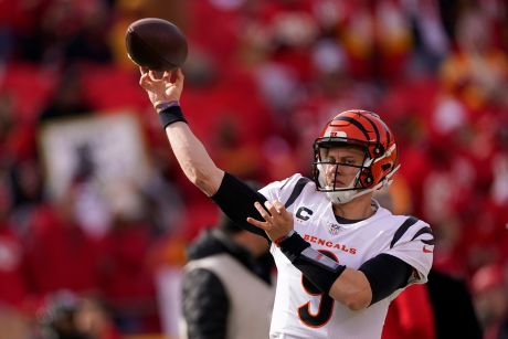 Cincinnati Bengals defensive end Trey Hendrickson (91) warms up