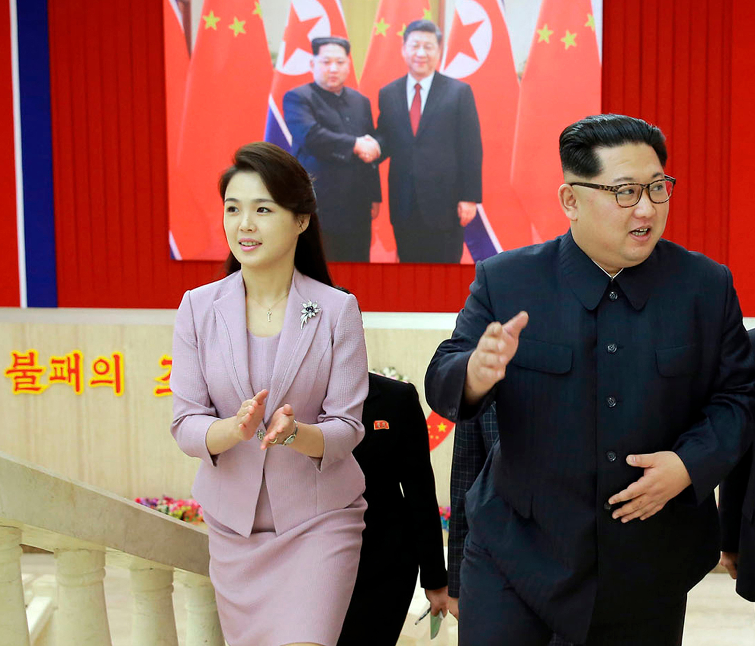 лидер северной кореи с женой