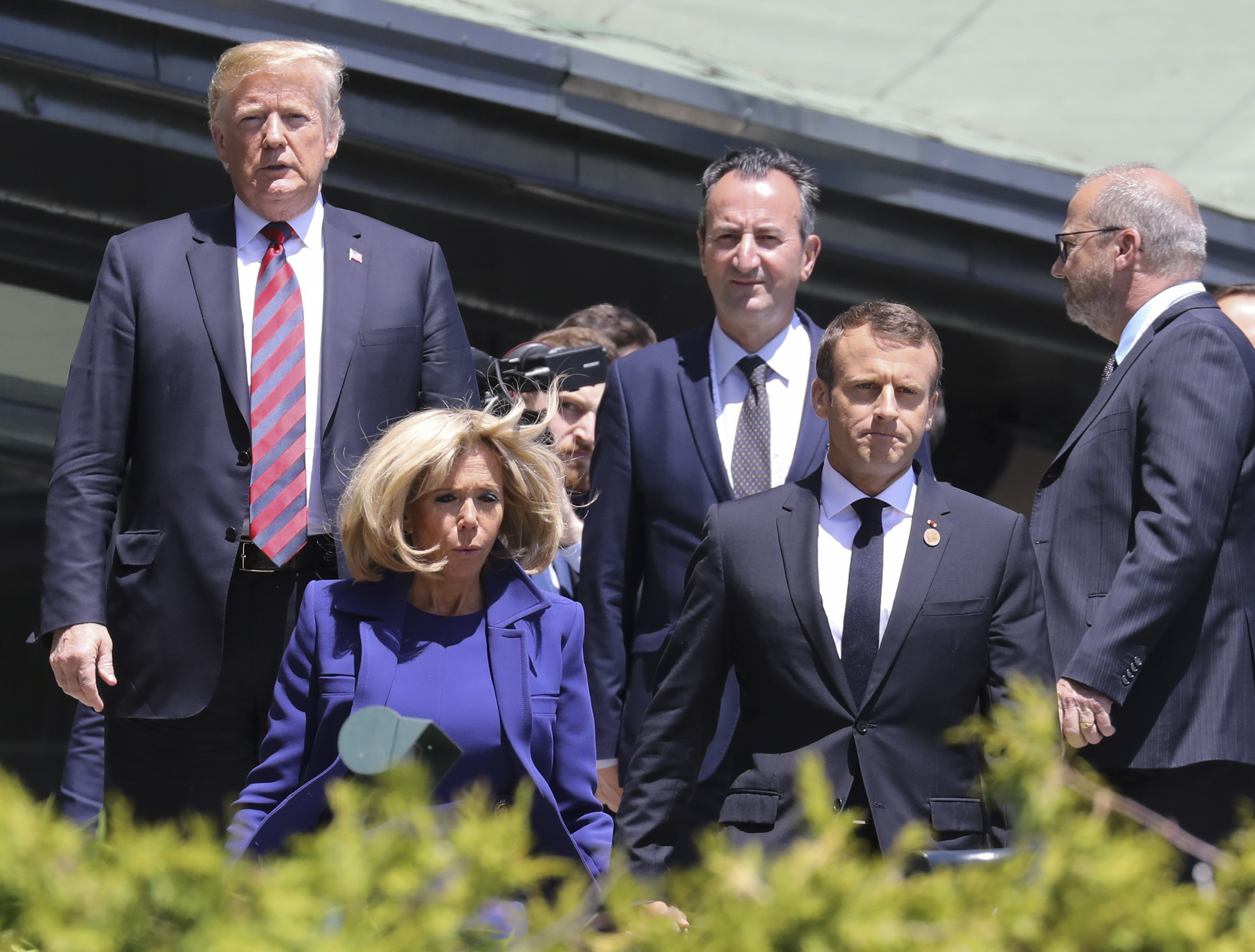 US President Trump (l.) and French President Emmanuel Macron (2nd r.) with his wife Brigitte Macron arrive in La Malbaie, Quebec.