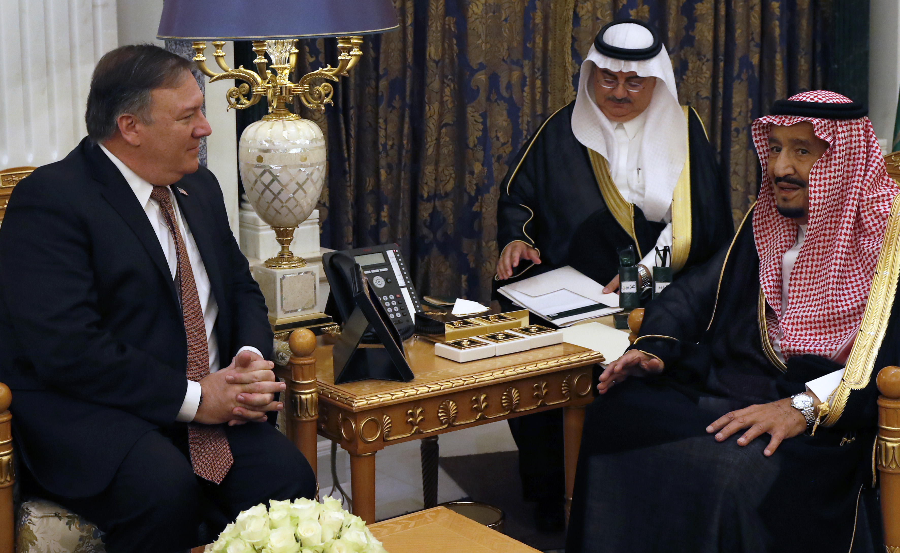 Saudi Arabia's King Salman (r.) meets with US Secretary of State Mike Pompeo in Riyadh 