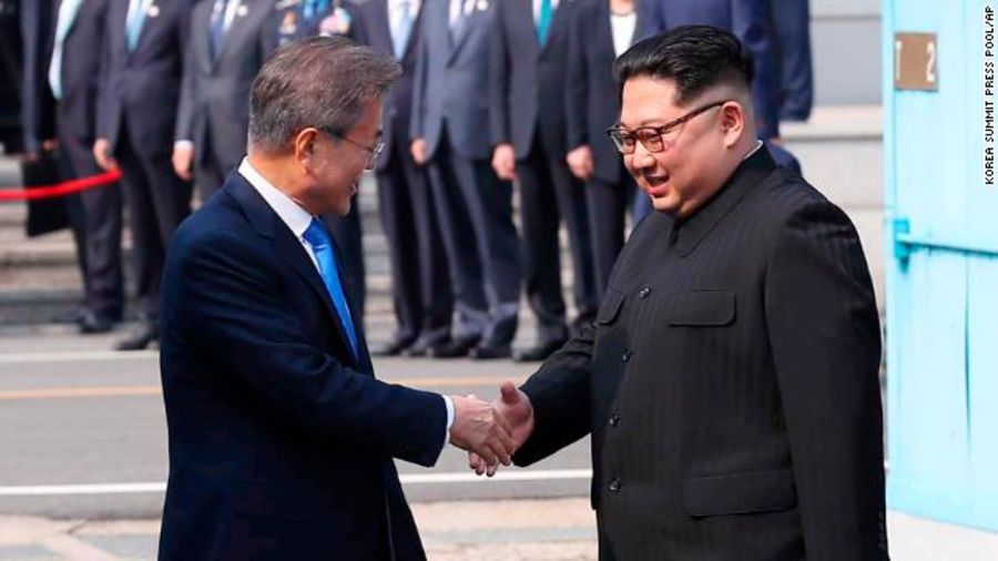 Kim Jong Un and Moon Jae-in shake hands.