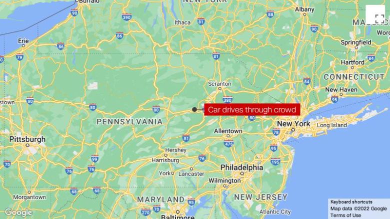 1 persoon is dood en 17 beseer nadat 'n motor by 'n gemeenskapsgeleentheid in Pennsylvania deur 'n skare gery het