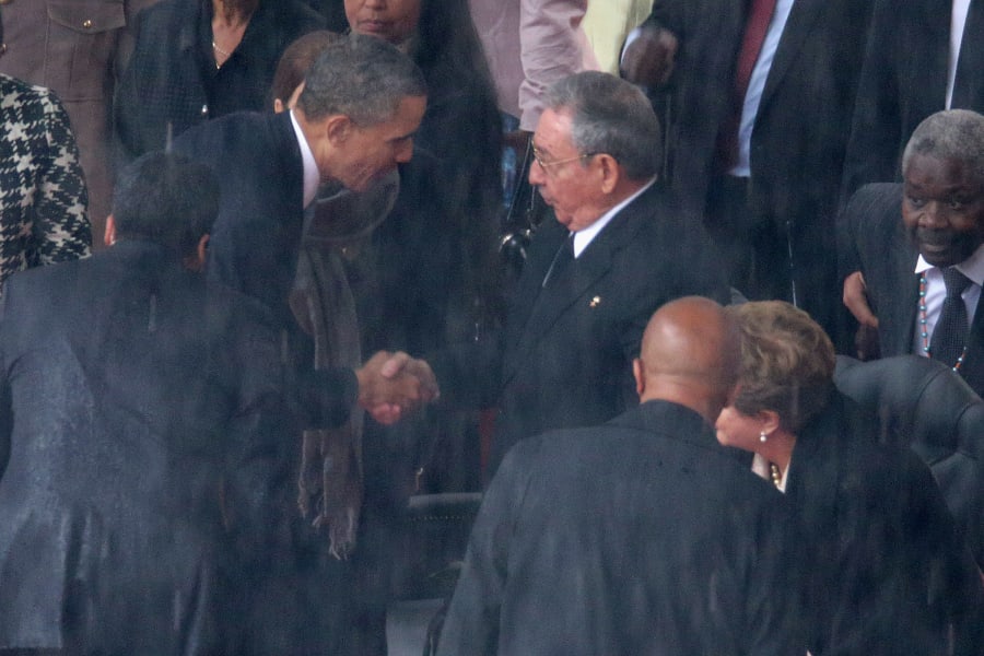 01 handshakes obama castro