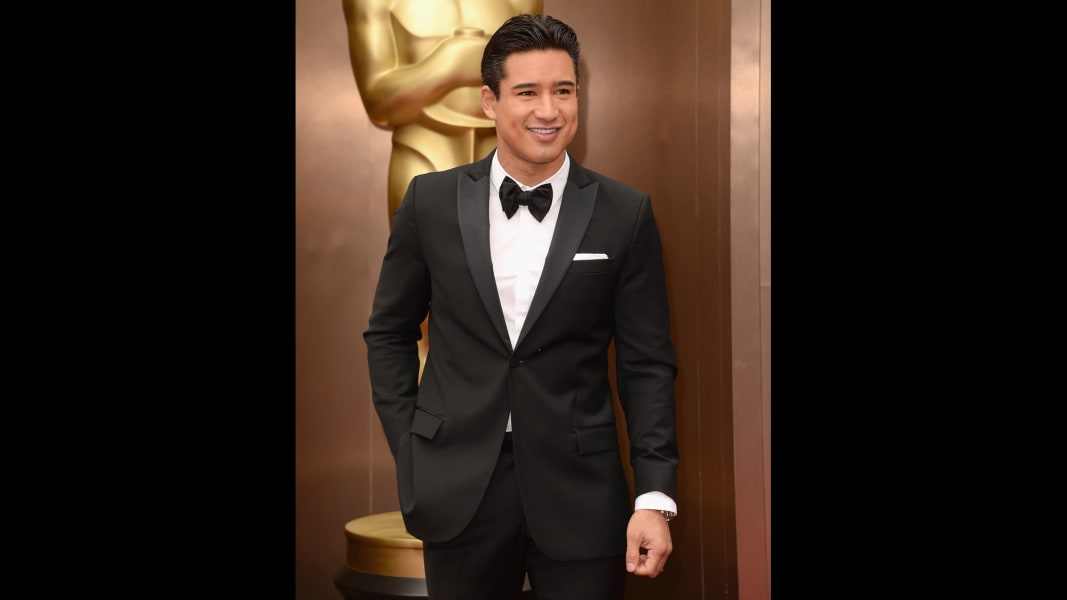 02 oscars red carpet - Mario Lopez