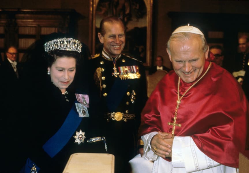 03 queen meets pope RESTRICTED