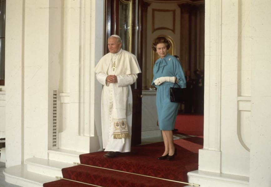 04 queen meets pope RESTRICTED