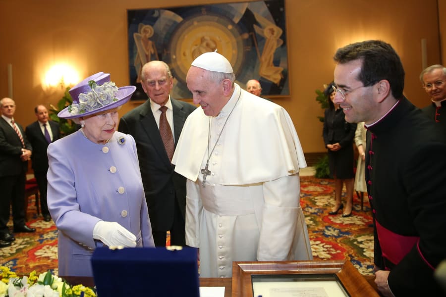 08 pope meets queen 0403