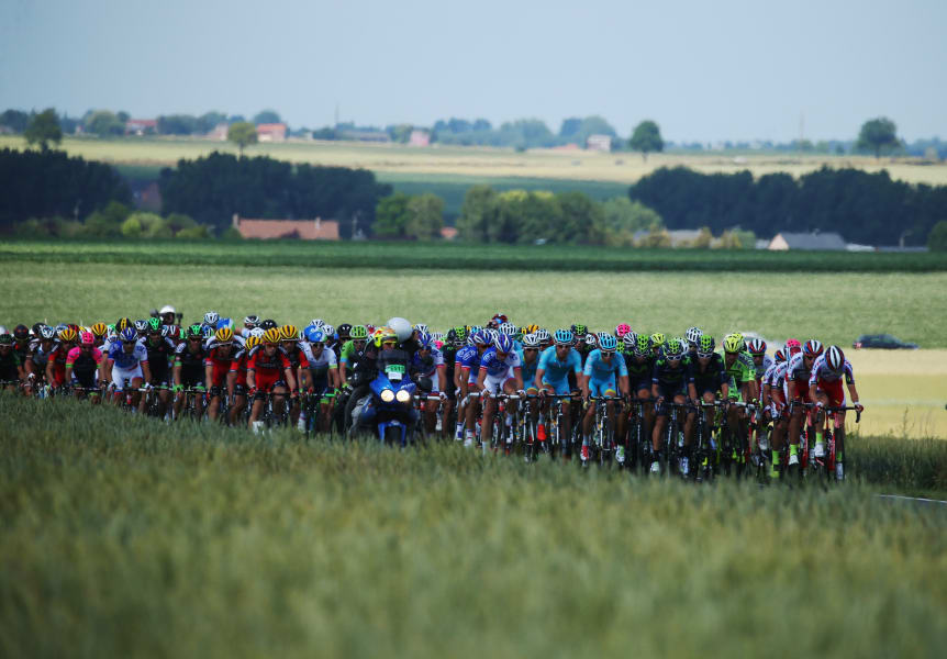 tour de france day 3 peleton