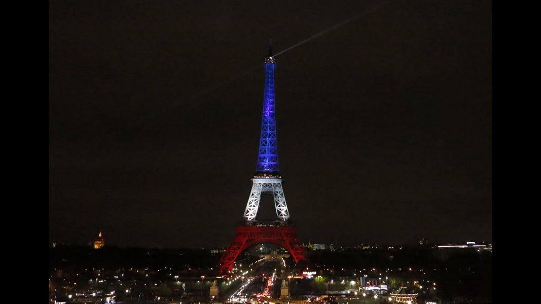 eiffel tower illuminated 1116