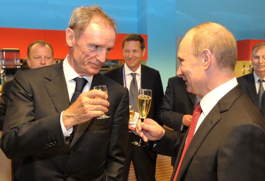 Valdimir Putin and Jean-Claude Killy share a drink