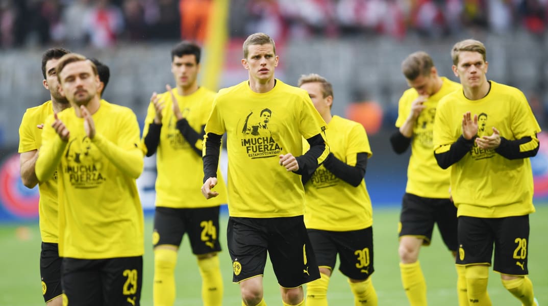 Dortmund players warming up