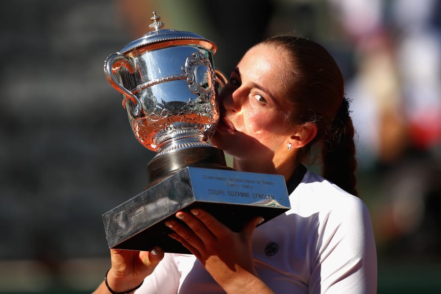 ostapenko kisses french open trophy 