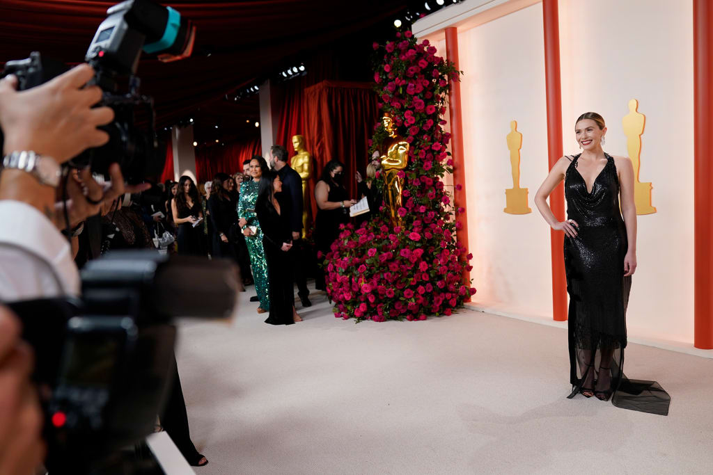 Elizabeth Olsen kishte veshur një fustan të zi vezullues Givenchy nga koleksioni vjeshtë-dimër 2023 i markës.