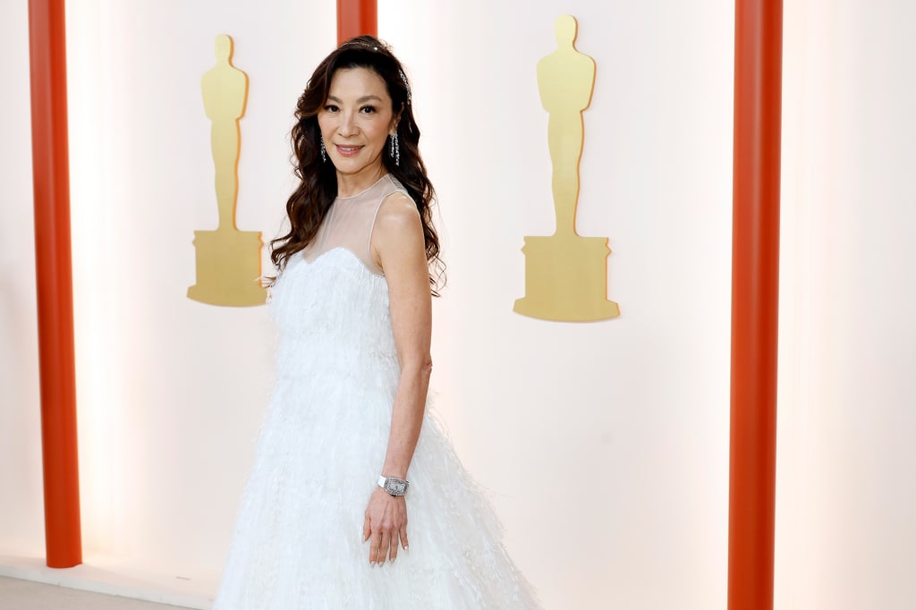 E nominuara për aktoren më të mirë, Michelle Yeoh, ka kthyer kokën me një fustan ëndërrimtar të bardhë, të gjatë deri në dysheme nga Dior, shoqëruar me bizhuteri diamanti Moussaieff. 