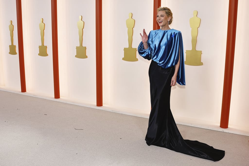 E nominuara për aktoren më të mirë, Cate Blanchett dukej elegante me një majë kadifeje asimetrike dhe një fund të gjatë saten nga Louis Vuitton. Ajo gjithashtu mbante vathë dhe unaza nga divizioni i bizhuterive të labelit.