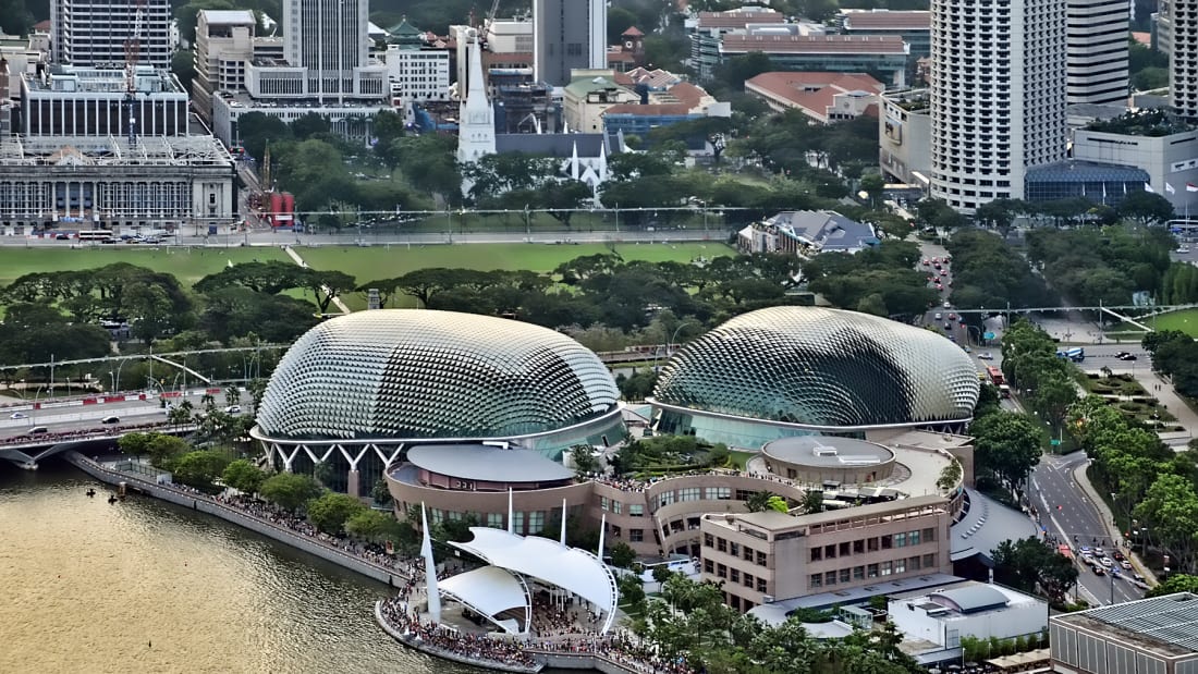 Эспланада сингапур. Singapore театр Эспланада. Театр Эспланада, Сингапур факты. Театр «Эспланада» на берегу залива.