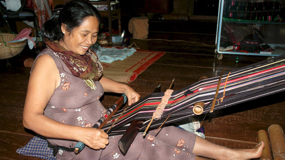 central vietnam 2 E De woman weaving