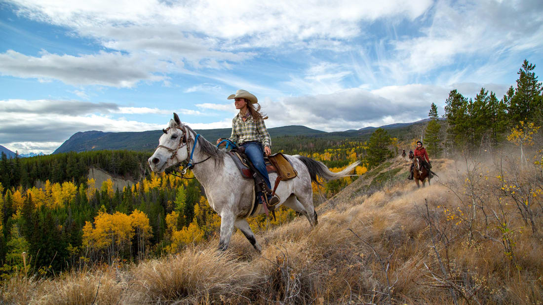 Ride a horse перевод на русский. Канада Банф катание на лошадях. Вестерн горы. Horse riding. Horse riding Tour Upper Mustang.