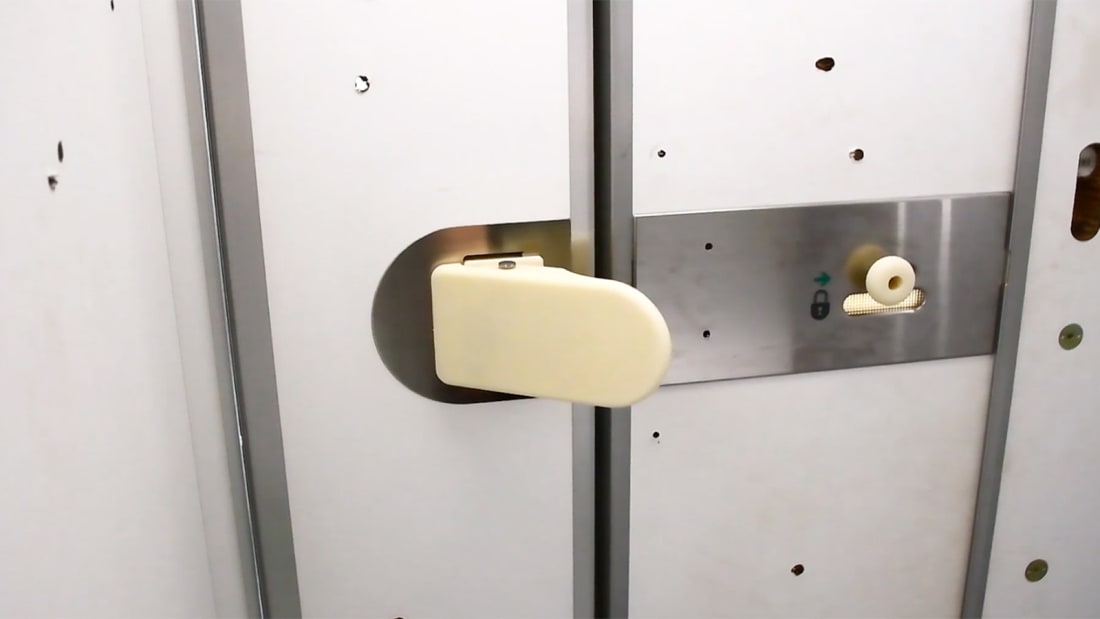 Une compagnie aérienne japonaise lance des portes de toilettes d'avion mains libres
