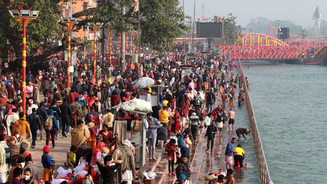 ผู้ที่นับถือศาสนาฮินดูชาวอินเดียมารวมตัวกันที่แม่น้ำคงคาในช่วง Makar Sankranti ซึ่งเป็นวันที่ถือว่ามีความสำคัญทางศาสนาอย่างมากในตำนานของศาสนาฮินดูใน Haridwar ในวันที่ 14 มกราคม
