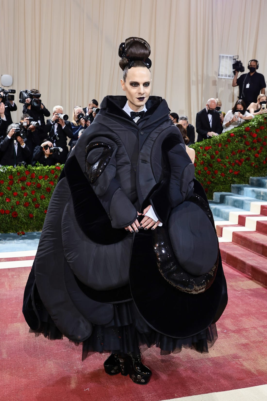 Broadway producer Jordan Roth arrived in a suitably theatric Thom Browne coat that later transformed to form part of his skirt. 