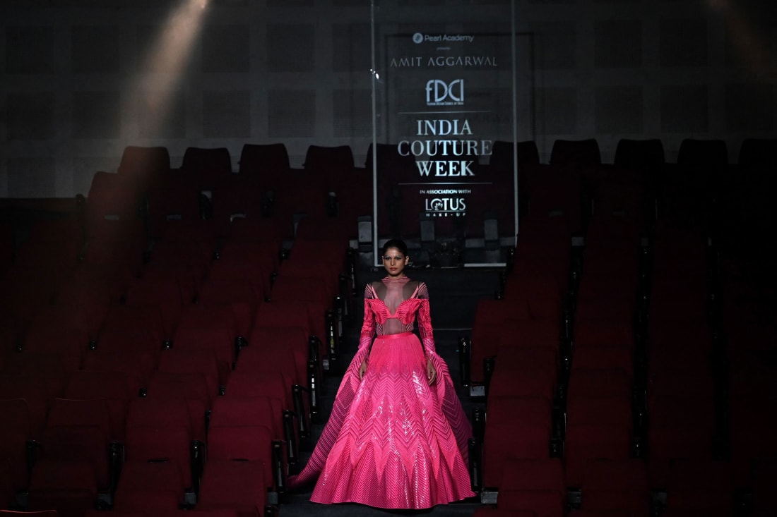 นางแบบนำเสนอผลงานสร้างสรรค์โดยดีไซเนอร์ Amit Aggarwal ระหว่างงาน FDCI India Couture Week ที่กรุงนิวเดลี เมื่อวันที่ 30 กรกฎาคม 2022