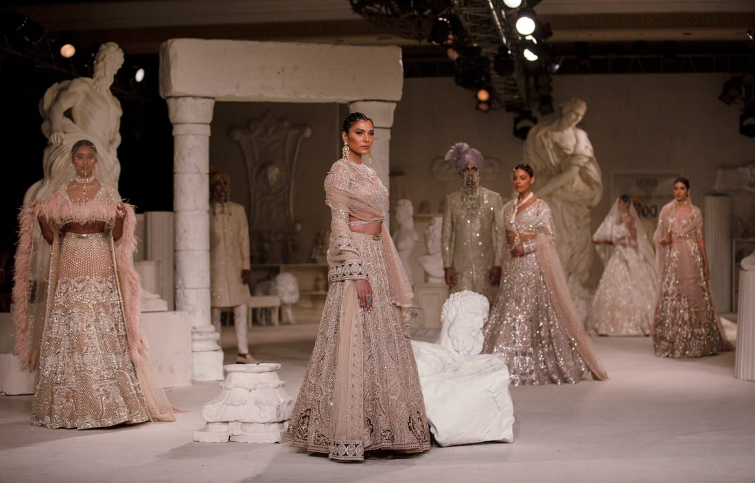 นางแบบจัดแสดงผลงานสร้างสรรค์โดยดีไซเนอร์ Falguni Shane Peacock ระหว่างงาน FDCI India Couture Week ที่กรุงนิวเดลี ประเทศอินเดีย เมื่อวันที่ 29 กรกฎาคม พ.ศ. 2565