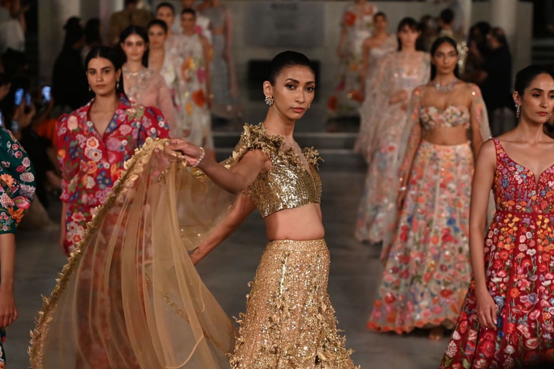นางแบบนำเสนอผลงานสร้างสรรค์โดยดีไซเนอร์ Rahul Mishra ระหว่างงาน FDCI India Couture Week ที่กรุงนิวเดลี เมื่อวันที่ 23 กรกฎาคม 2022
