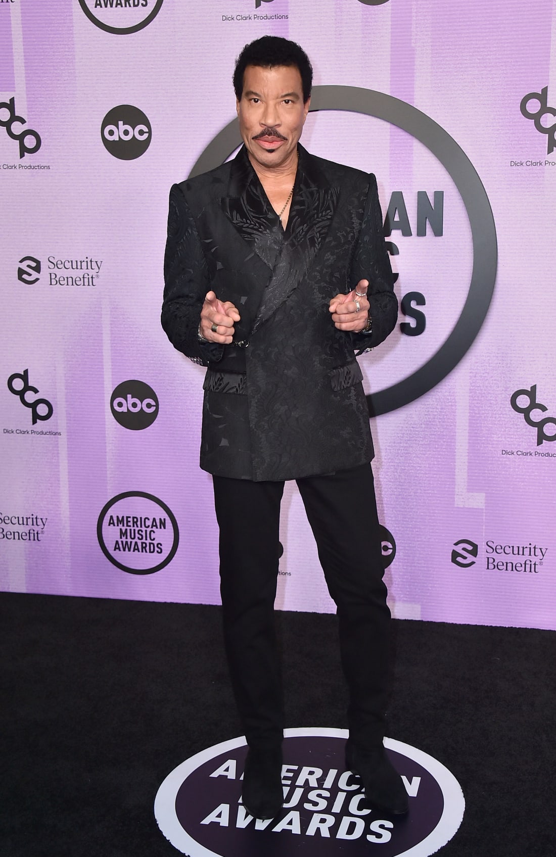 Lionel Richie, who was honored with the AMAs Icon Award, looked suave in a patterned black jacket. 
