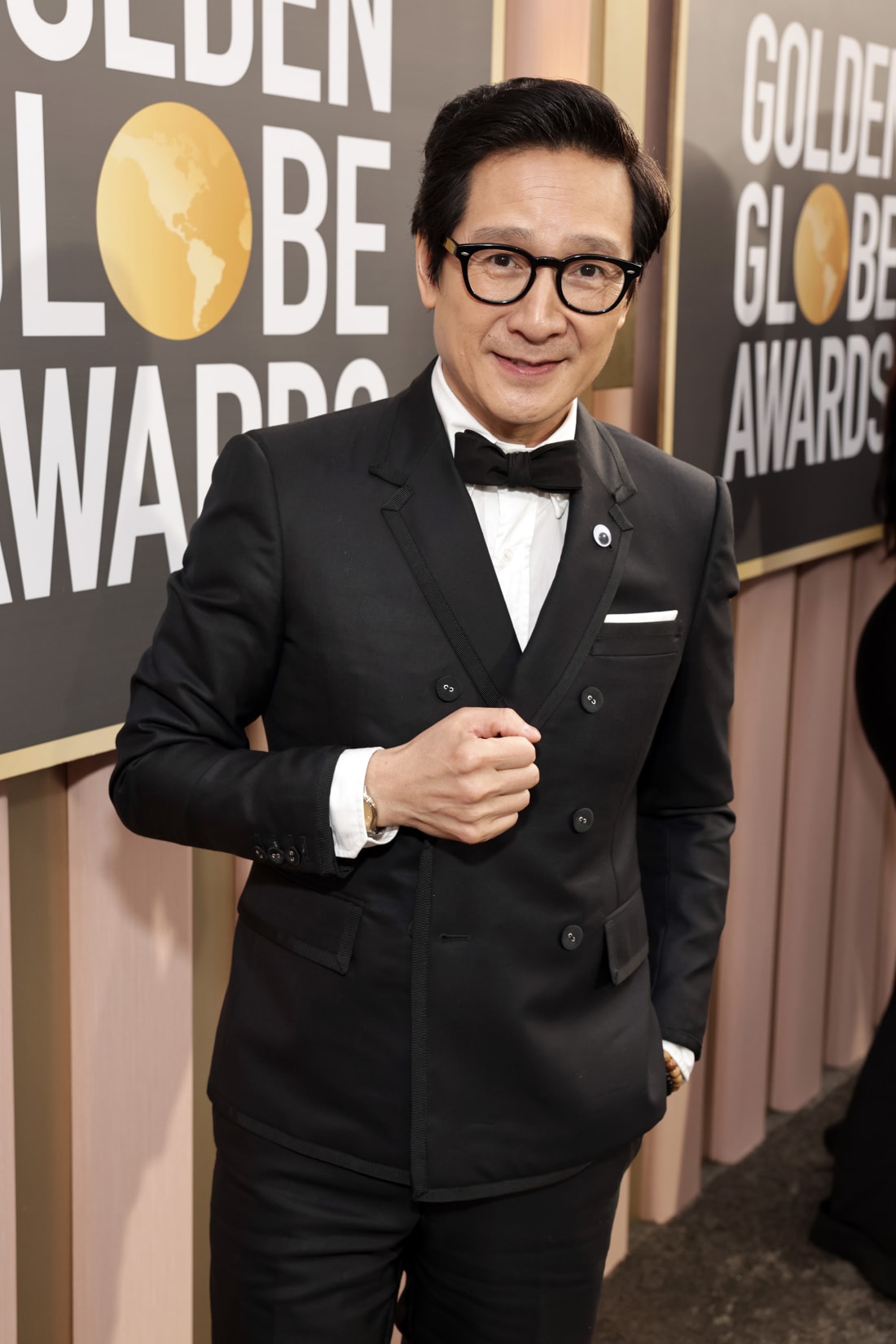 Ke Huy Quan, who went on to be named Best Supporting Actor, attached a stick-on googly eye to his lapel.
