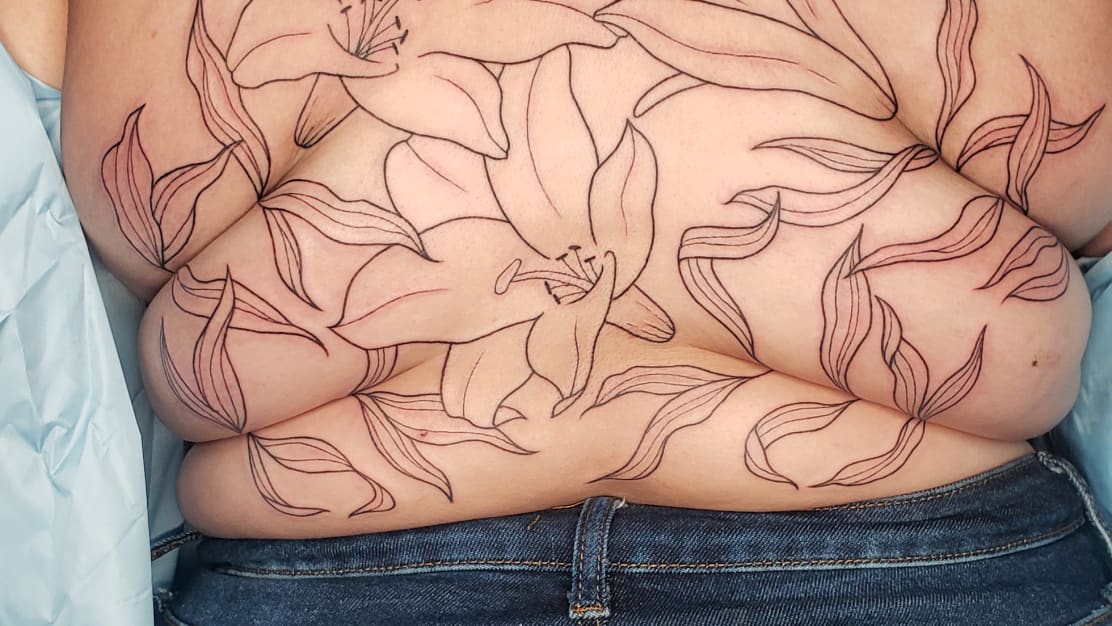 Tattoo artist Carrie Metz Caporusso designs 'roll flower' tattoos specifically for plus-size bodies.