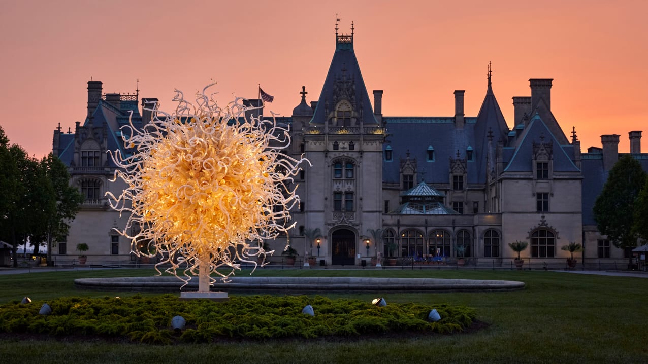 See how a Chihuly exhibit comes together