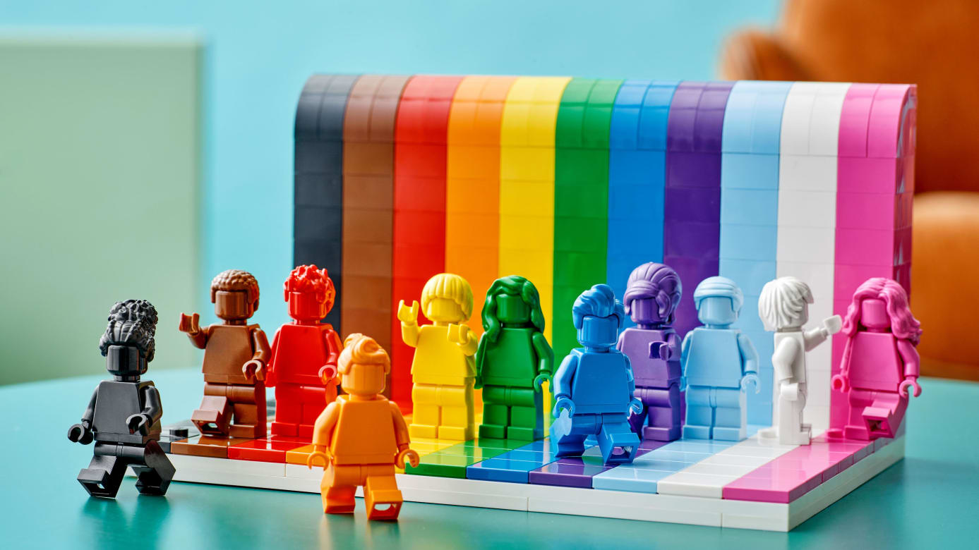 The product comes with 11 figures, each with an assigned rainbow color.