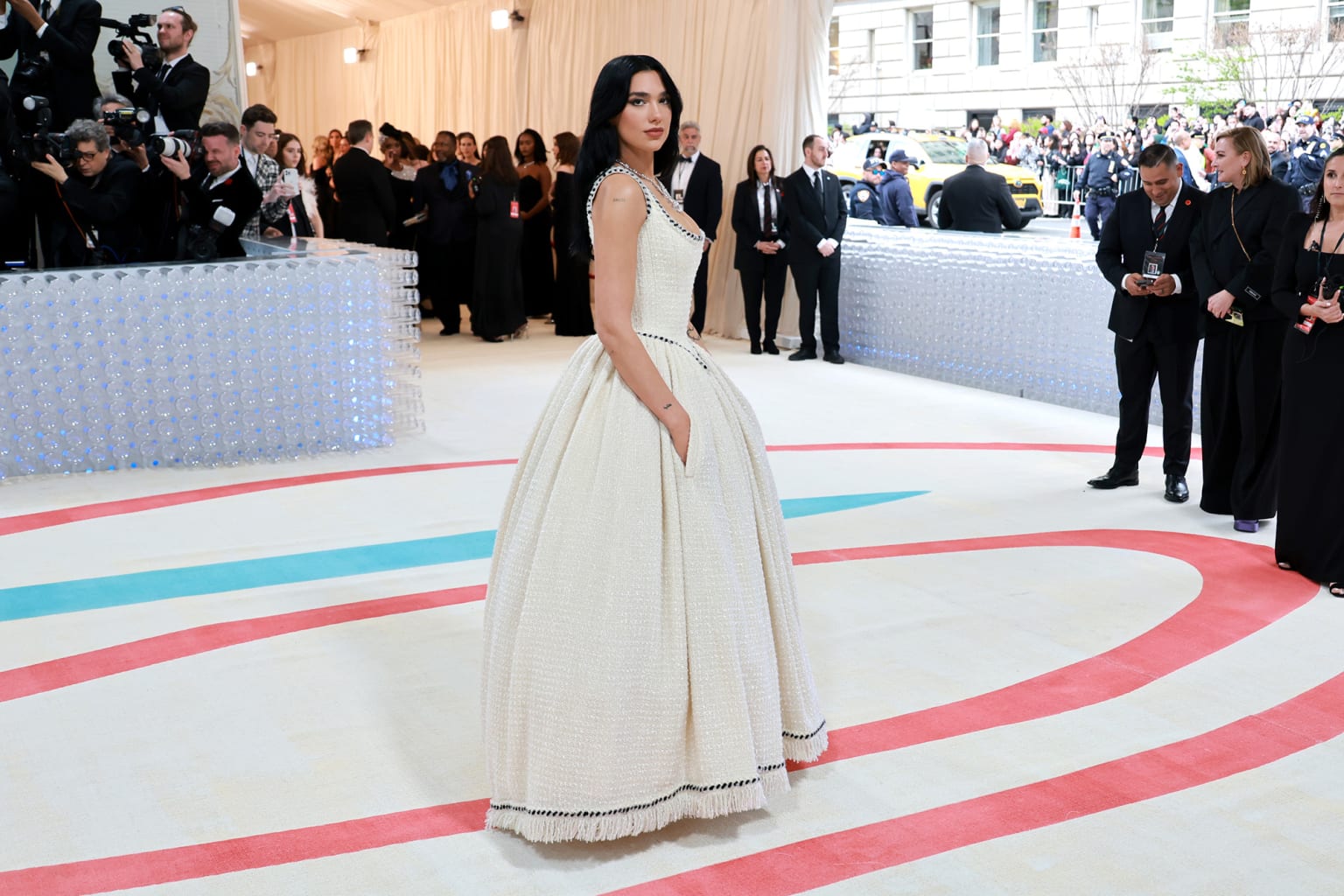 Bashkëkryetarja e Met Gala, Dua Lipa me një fustan voluminoz korse Chanel.