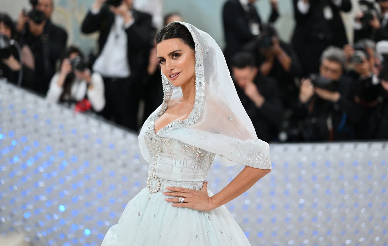 Penelope Cruz, e cila kishte veshur nuse arkivore Chanel, i tha Vogue se ajo u takua me Lagerfeld në vitin 1999 dhe u bënë të afërt pasi ai e emëroi atë si ambasadore të markës. “E doja shumë”, tha ajo. 