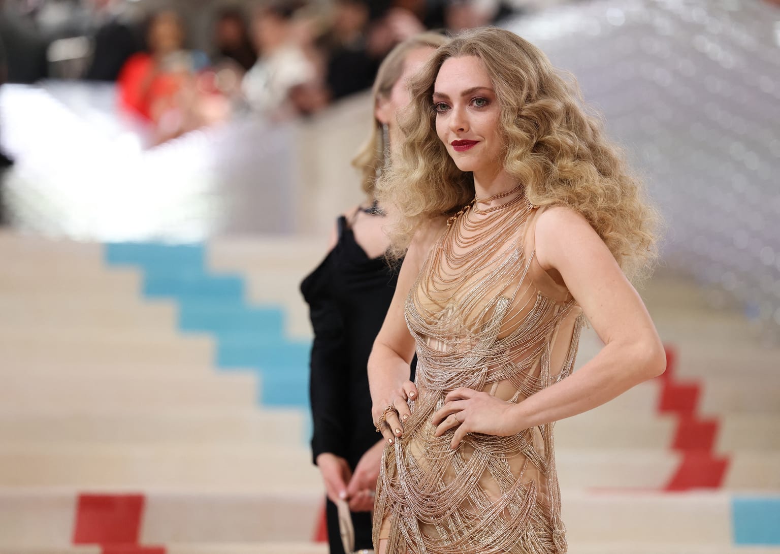 Amanda Seyfried me një minifustan magjepsës nga Oscar de la Renta.