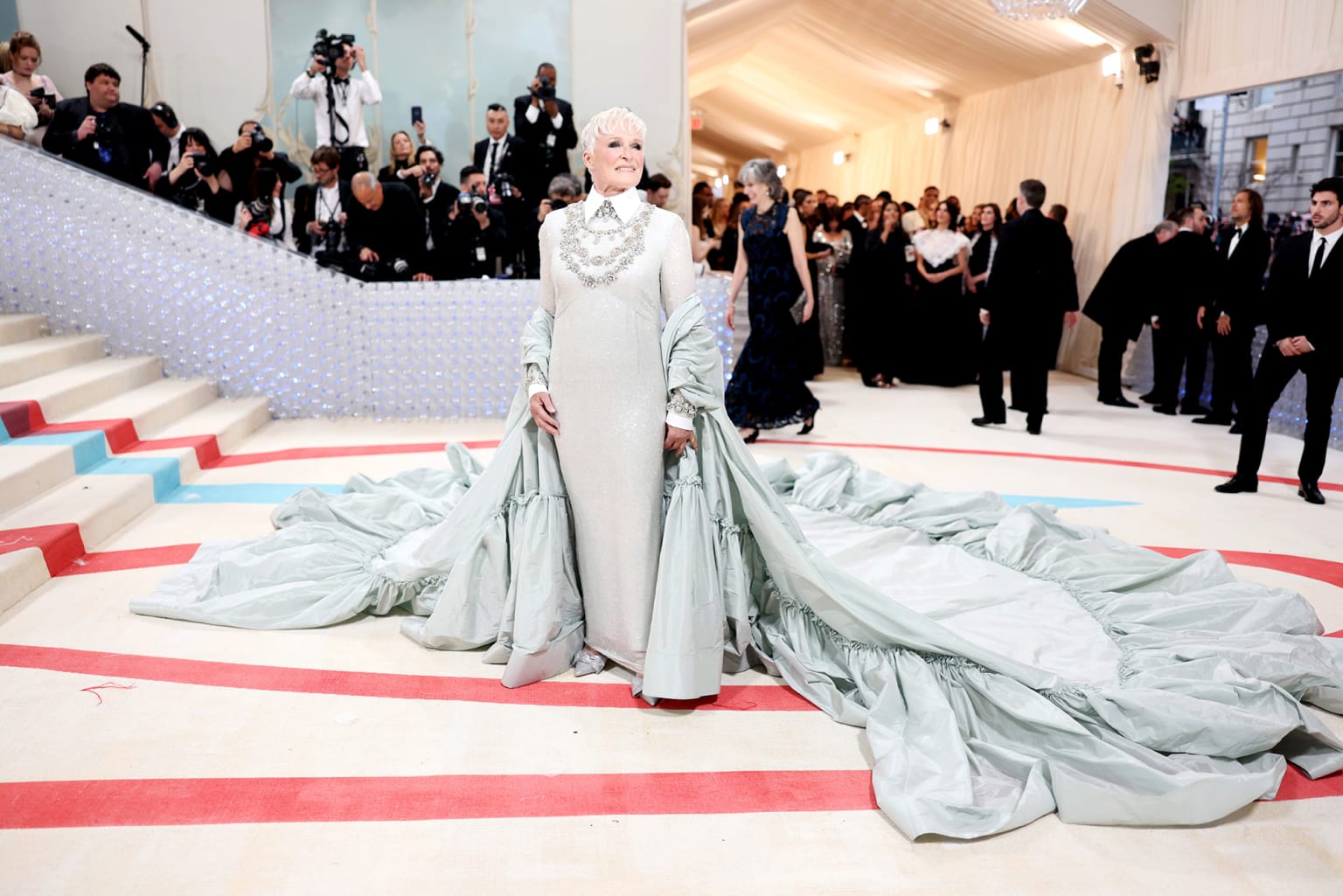 Glenn Close e solli dramën me një fustan Erdem të bërë si homazh për Lagerfeld.