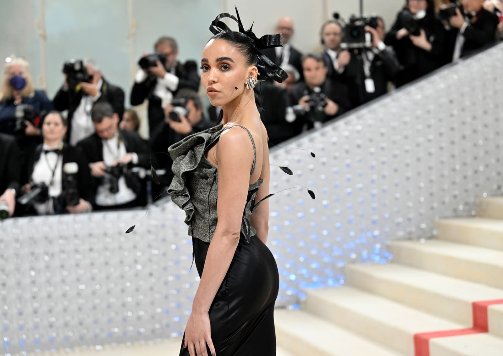 FKA twigs нь түүнийг Maison Margiela даашинзтай ямар ч төвөгтэй харагдуулдаггүй.