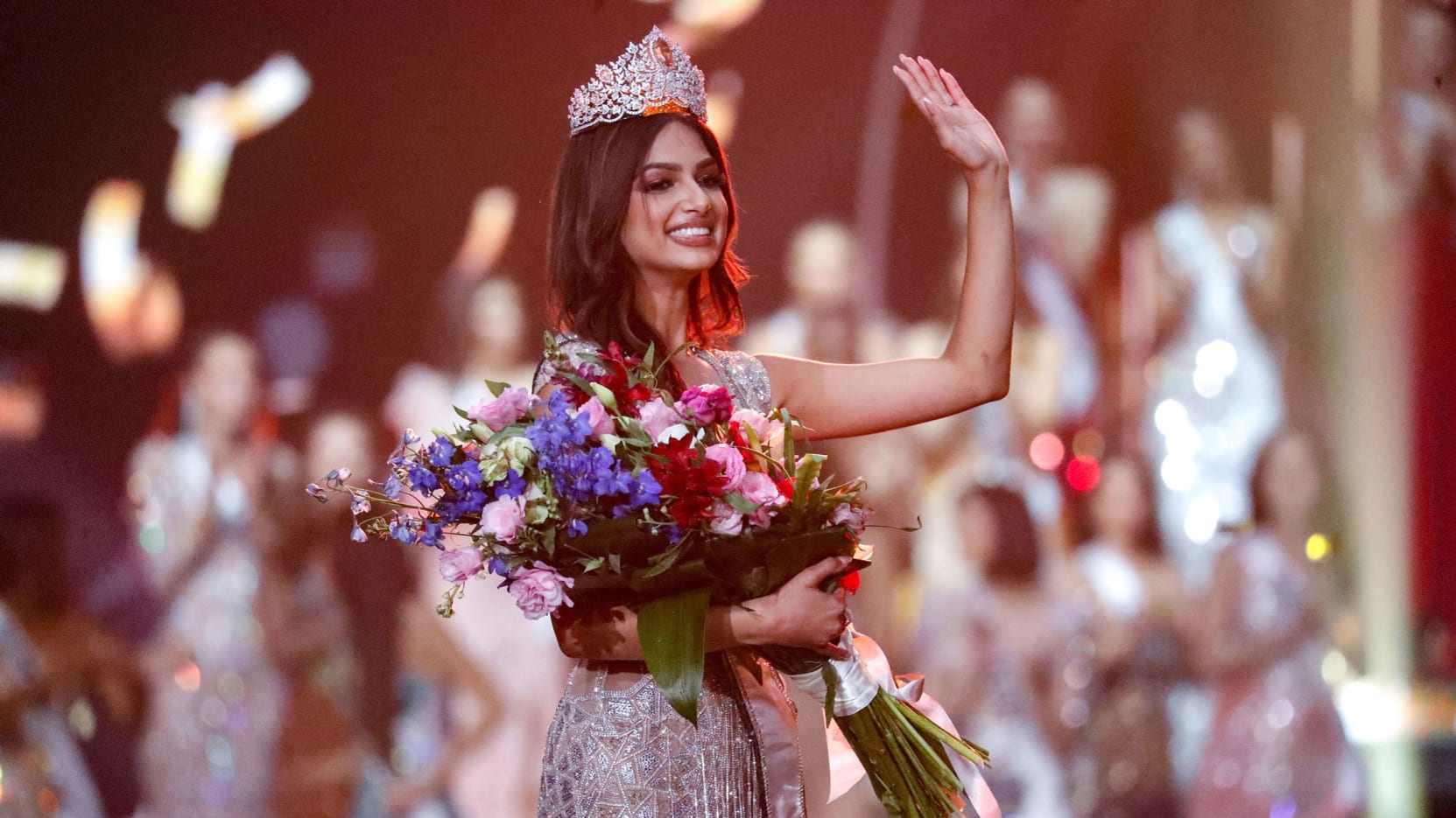 Harnaaz Sandhu nga India tundet pasi u kurorëzua Miss Universe 2021 më 13 dhjetor në Eilat, Izrael.