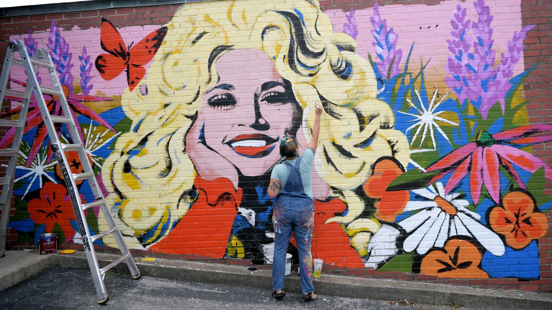 http%3A%2F%2Fcdn.cnn.com%2Fcnnnext%2Fdam%2Fassets%2F200817085735-dolly-parton-mural-nashville-restricted.jpg