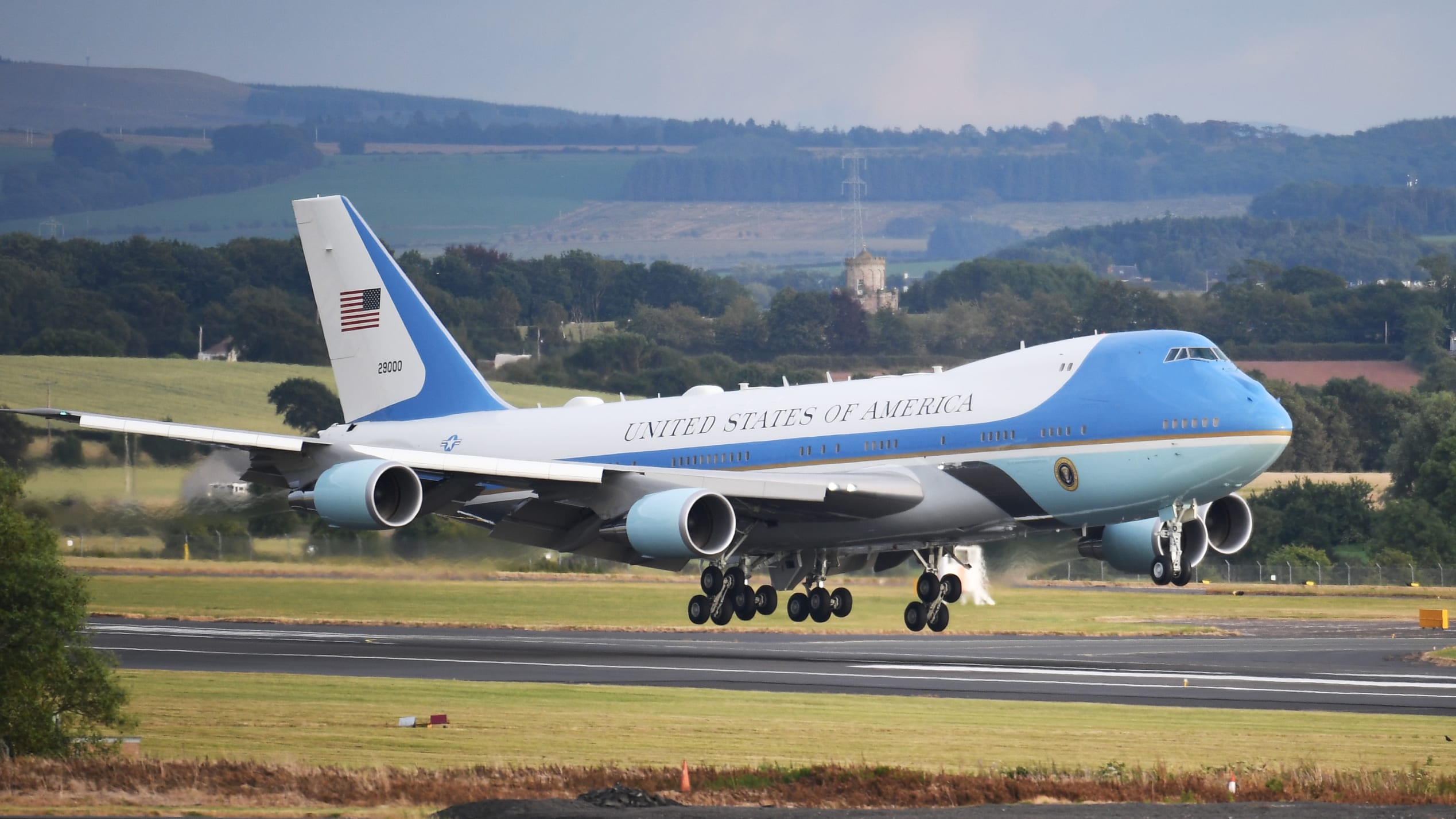 携带美国总统的空军一号唐纳德特朗普和第一夫人梅拉尼娅特朗普于2018年7月13日在格拉斯哥苏格兰威治斯格拉斯哥的格拉斯哥普雷斯蒂克机场接触。 Jeff J Mitchell / Getty Images