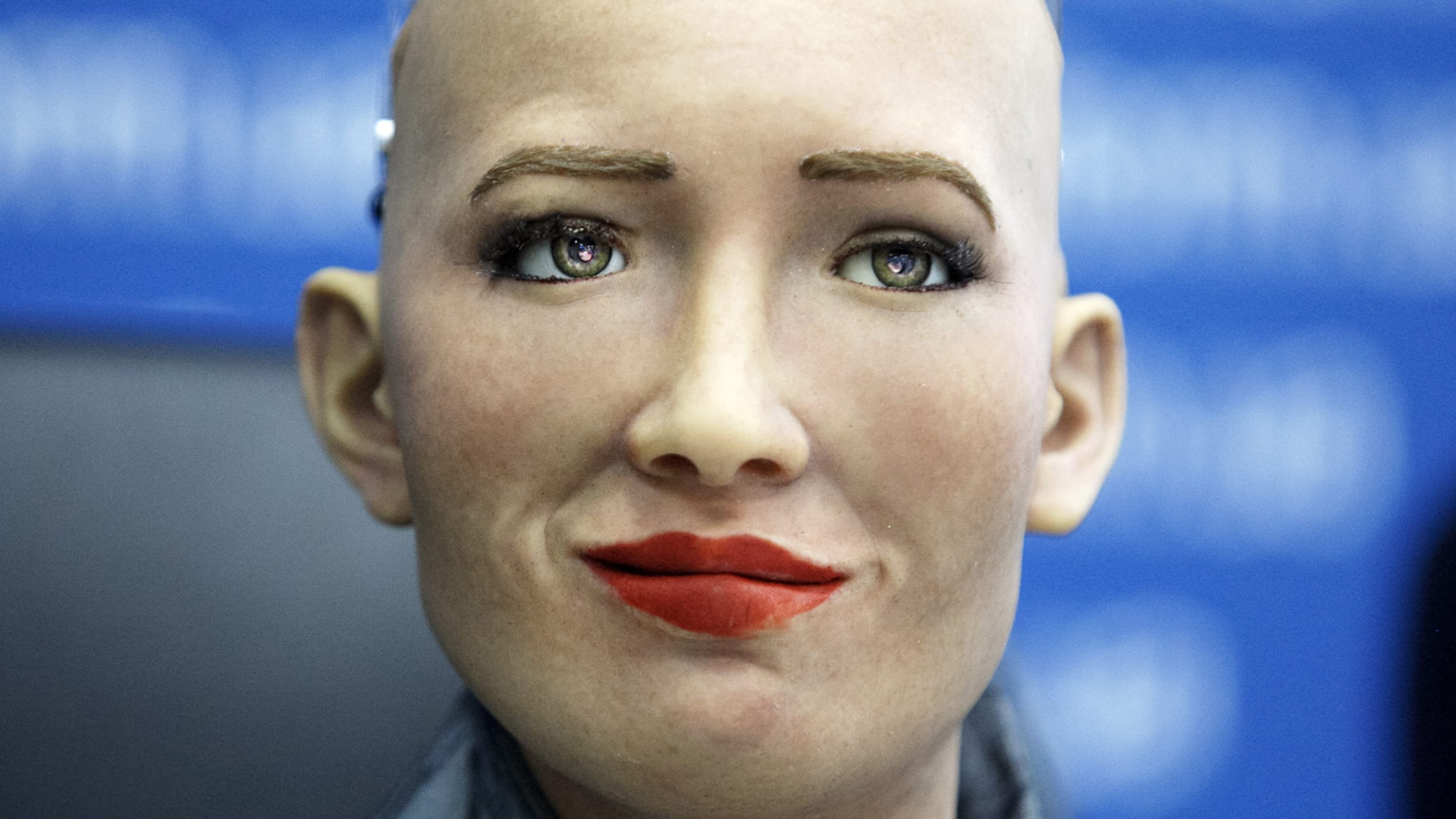 基辅，乌克兰 -  2018/10/11：人形机器人索菲亚在基辅的新闻发布会上讲话。 索菲亚机器人抵达乌克兰参加了乌克兰机器人和人工智能（AI）开发者全体竞赛决赛，作为评委会成员并与乌克兰总理沃洛迪米尔·格罗斯曼会面。 人形机器人索菲亚在沙特阿拉伯获得公民身份，使她成为世界上第一个获得公民身份的机器人。 （照片来自Pavlo Conchar / SOPA Images / LightRocket via Getty Images）