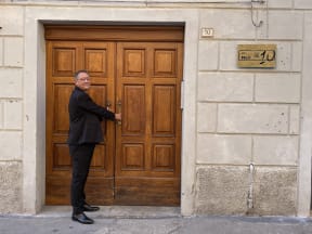 Tullio Masoni at the entrance of the Via Mari 10 building, which is notable because Giuseppe Garibaldi stepped inside it during a 1859 visit to Reggio Emilia.