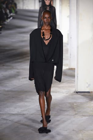 Показ Dries Van Noten начался с моделей, одетых в полностью черные ансамбли.