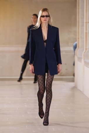 Это был дебют Виктории Бекхэм на Неделе моды в Париже после десятилетнего показа в Нью-Йорке и нескольких лет в Лондоне.